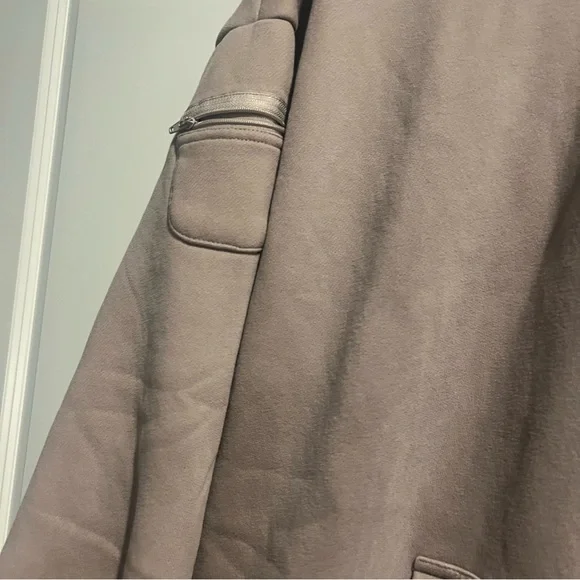 Comfrt Travel Essentials Viral Weighted Hoodie - Picture 6 of 7